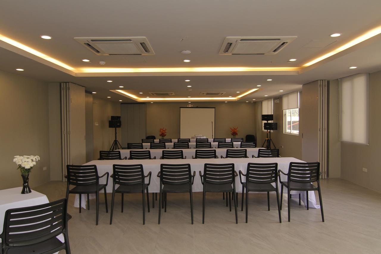 Cebu Hotel Plus מראה חיצוני תמונה